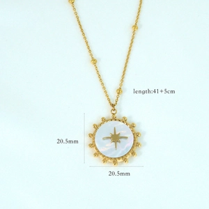 Dettaglio della collana a stella in oro 14K con dimensioni 41+5cm e pendente da 20.5mm