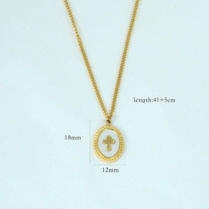 Dettaglio della collana ovale placcata oro 14K con croce e specifiche della catena