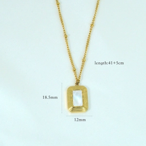 Dettaglio della collana placcata oro 14K con ciondolo rettangolare in madreperla e misure