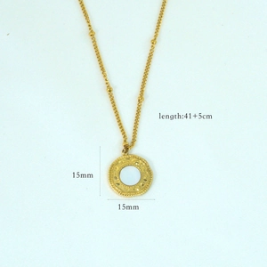 Dettaglio della collana dorata con ciondolo bianco e misure specificate di 41+5cm