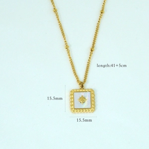 Dettaglio della collana d'oro con pendente quadrato in madreperla e motivo a stella
