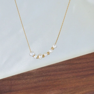 Elegante goudkleurige roestvrijstalen ketting met natuurlijke witte parels voor dames