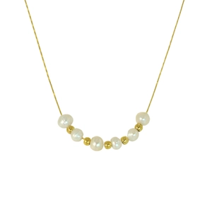 Elegante gouden roestvrijstalen ketting met natuurlijke witte parels en gouden kralen op wit