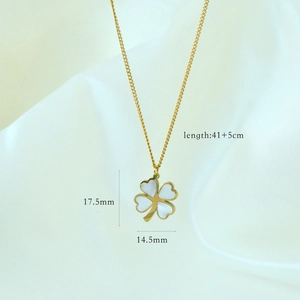 Dettaglio del ciondolo a quadrifoglio in madreperla bianca con catena in oro 14k, 17,5 mm