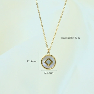 Dettaglio collana in acciaio inossidabile oro 14K con ciondolo stella in madreperla