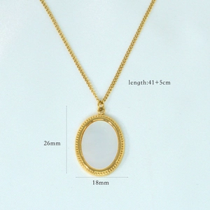 Dettaglio della collana con pendente ovale in madreperla placcata oro 14K e misure