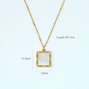 Dettaglio della collana quadrata placcata oro 14K con conchiglia bianca e bordo perlato