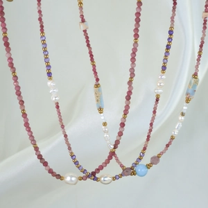 Collana fatta a mano con ametista, perle barocche e perle di pietre naturali colorate