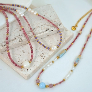 Collana fatta a mano con ametista, pietre naturali e perle con chiusura in acciaio inox