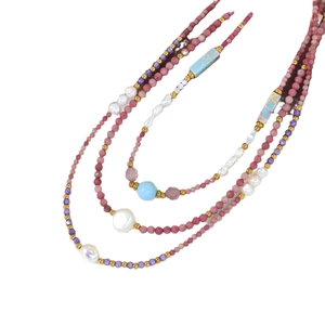 Collana artigianale con ametista, perle barocche e pietre naturali su sfondo bianco