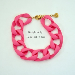 Detailansicht eines pinkfarbenen Acryl-Armbands mit Herzanhänger aus Edelstahl