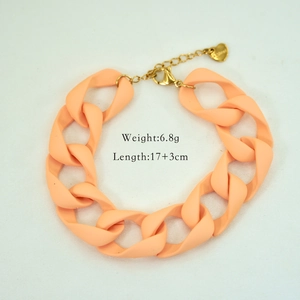 Details des orangefarbenen Acryl-Kettenarmbands mit Edelstahl-Herzanhänger in Gold