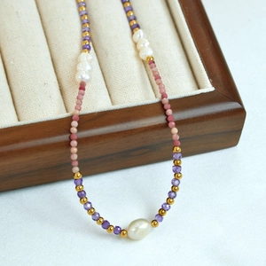 Collier artisanal perlé avec améthyste naturelle, perles d'eau douce et acier doré élégant
