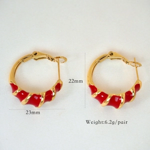 Detaillierte Größenangaben für rote Emaille-Creolen 22mm x 23mm aus Edelstahl gefertigt