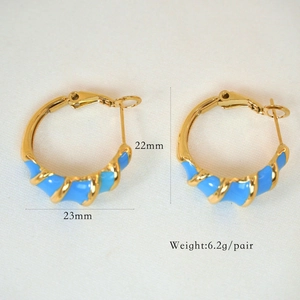 Detailansicht der blau emaillierten Ohrringe mit Maßen von 23mm Breite und 22mm Höhe