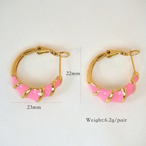 Details von Goldohrringen mit rosa Emaille-Streifen, Größe 22x23mm, Gewicht 6,2g pro Paar
