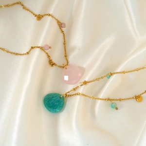 Französische Goldkette mit rosa und grünen herzförmigen Natursteinanhängern für Damen