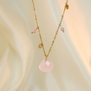 Elegante Goldkette mit rosa Tropfen-Edelstein und einem kleinen Sternanhänger
