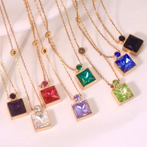 Collier Pendentif Moderne en Acier Inoxydable Zircone Carrée Plaquée Or Collier de Cristal Géométrique pour Femme Bijoux