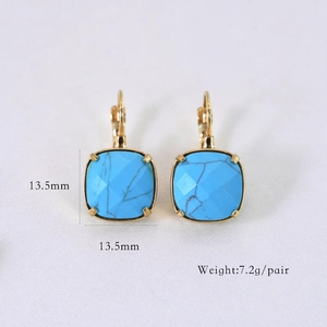 Detail van vierkante blauwe steen oorbellen met gouden sluiting en maat 13,5 mm