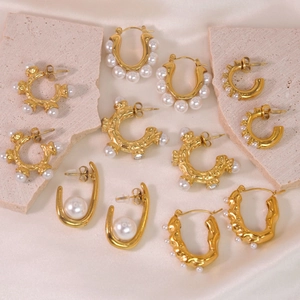 Set di orecchini vintage dorati con perle e finitura testurizzata in stile chic