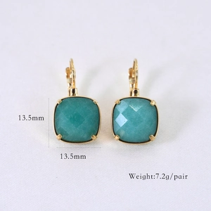 Detail van vierkant geslepen turquoise natuursteen oorbellen met 14K vergulding