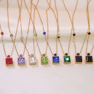 Lot de 8 colliers en titane doré avec pendentifs carrés en cristal coloré sur soie