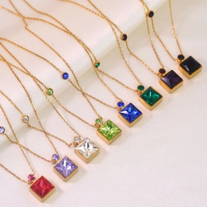 Colliers pendentifs en cristal carré coloré en acier titane doré 14K de diverses couleurs