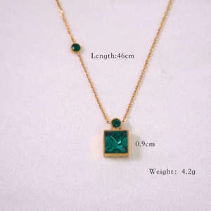 Détails du collier en titane doré avec pendentif carré vert et chaîne de 46 cm de long
