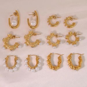 Set di sei paia di orecchini in acciaio al titanio dorato e perle dal design elegante