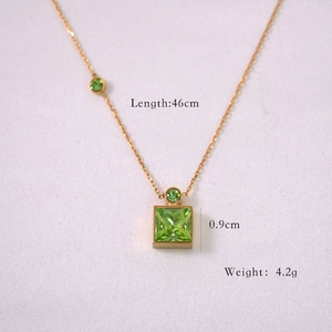 Détail du collier doré avec pendentif carré vert de 0.9cm et longueur de chaîne de 46cm