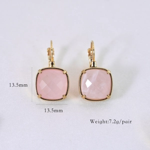 Gedetailleerd overzicht van 14K vergulde oorbellen met vierkante roze kristallen van 13,5mm