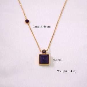 Détail du collier doré avec pierre carrée violette affichant la longueur 46cm et poids 4,2g