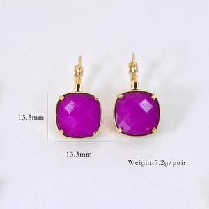 Detail van vierkante magenta facet geslepen oorbellen, maat 13,5 mm en gewicht 7,2 g