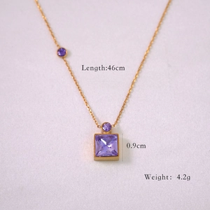 Détails du collier en titane doré avec pendentif en cristal violet et dimensions