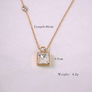 Détail du collier en titane plaqué or avec pendentif carré en cristal et dimensions précises