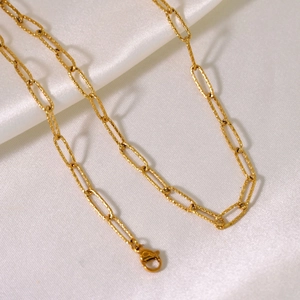 Getextureerde 14K vergulde roestvrijstalen paperclip ketting met een stevige sluiting