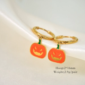Κοντινό πλάνο με σκουλαρίκια κολοκύθας Halloween 14k χρυσά πάνω σε λευκό μετάξι