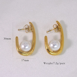 Dettaglio degli orecchini a U in titanio dorato con perle bianche e dimensioni di 30mm