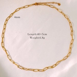 Detailweergave van de 4 mm brede gouden paperclip ketting op een witte zijden ondergrond