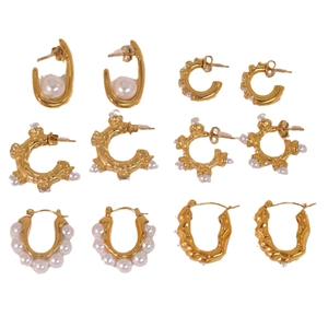 Set di 6 paia di orecchini in titanio dorato con perle di conchiglia eleganti e vari design