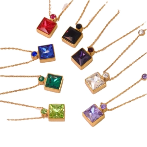 Colliers en acier doré avec pendentifs carrés en 8 couleurs et zircons scintillants