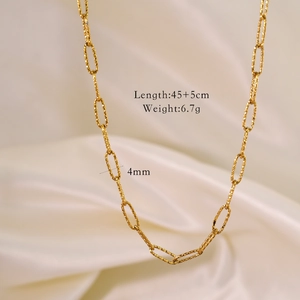 Macro-opname van 14K vergulde paperclip ketting van 4mm breed op witte satijnen ondergrond