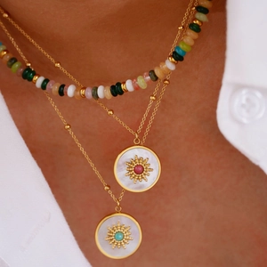 Bunte Perlenkette mit goldenen Muschel-Anhängern und Sonnenstrahl-Sternmotiven im Set
