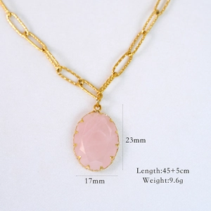 Makroansicht des 23x17mm rosa Kristallanhängers mit Goldrand an der 14K Halskette