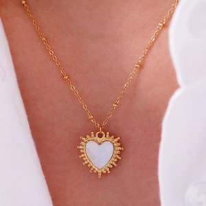 Collana in acciaio dorato 14K con ciondolo a cuore in madreperla su una catena a sfere