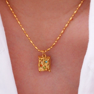 Collar retro de oro de 14 quilates con colgante texturizado y circonitas de colores
