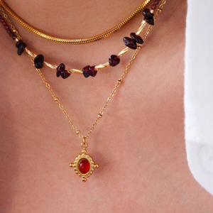 Ensemble de colliers superposés plaqués or 14k avec pendentif agate rouge et grenat