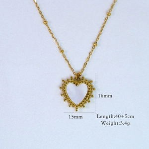 Dettaglio del ciondolo a cuore 15x16mm su una collana a catena satellitare placcata oro 14K