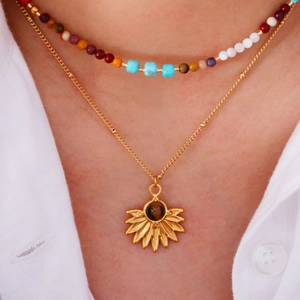 Collana bohémien a doppio strato con perline colorate e ciondolo a sole in pietra naturale